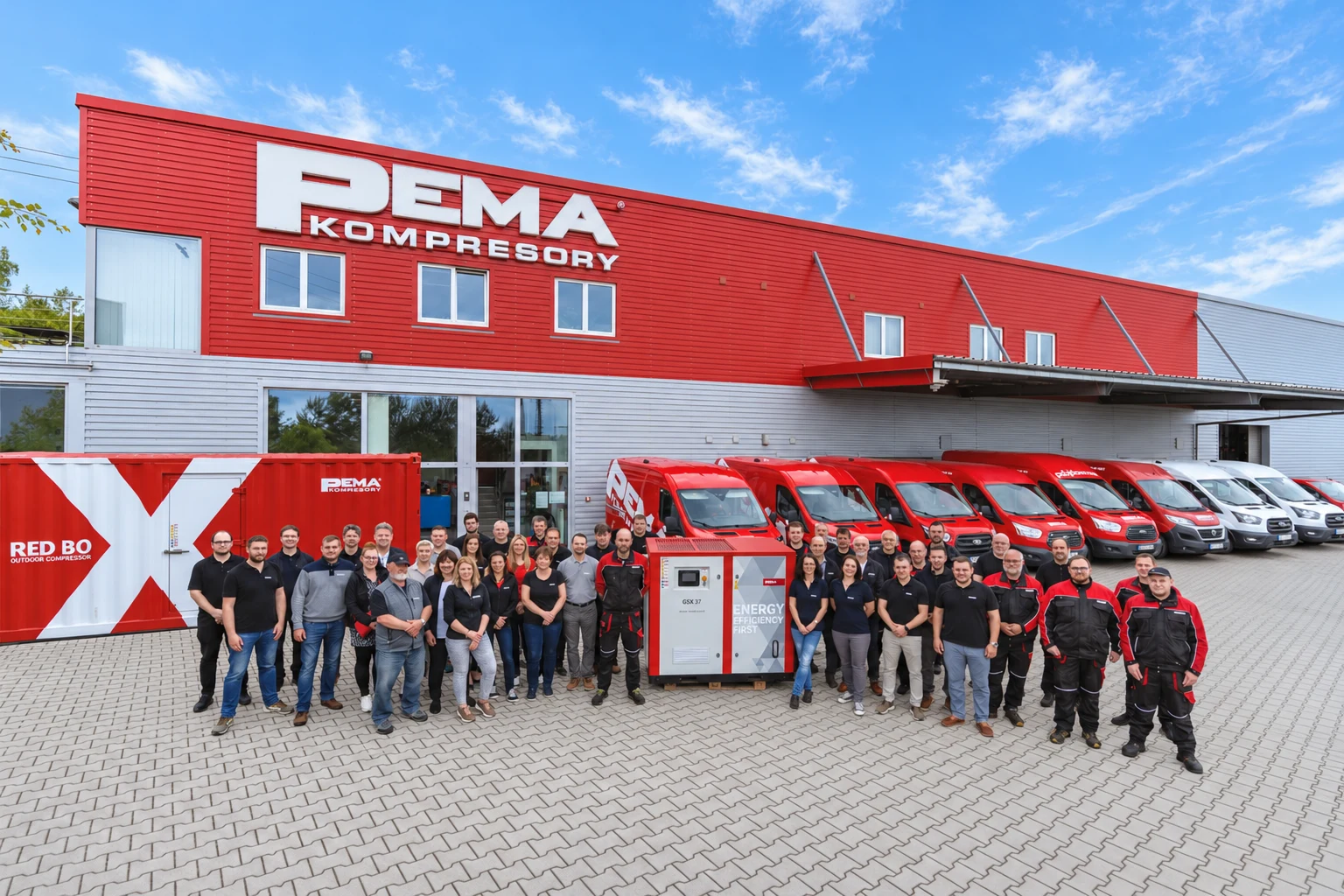 Tým Kompresory PEMA před sídlem společnosti se servisními vozy